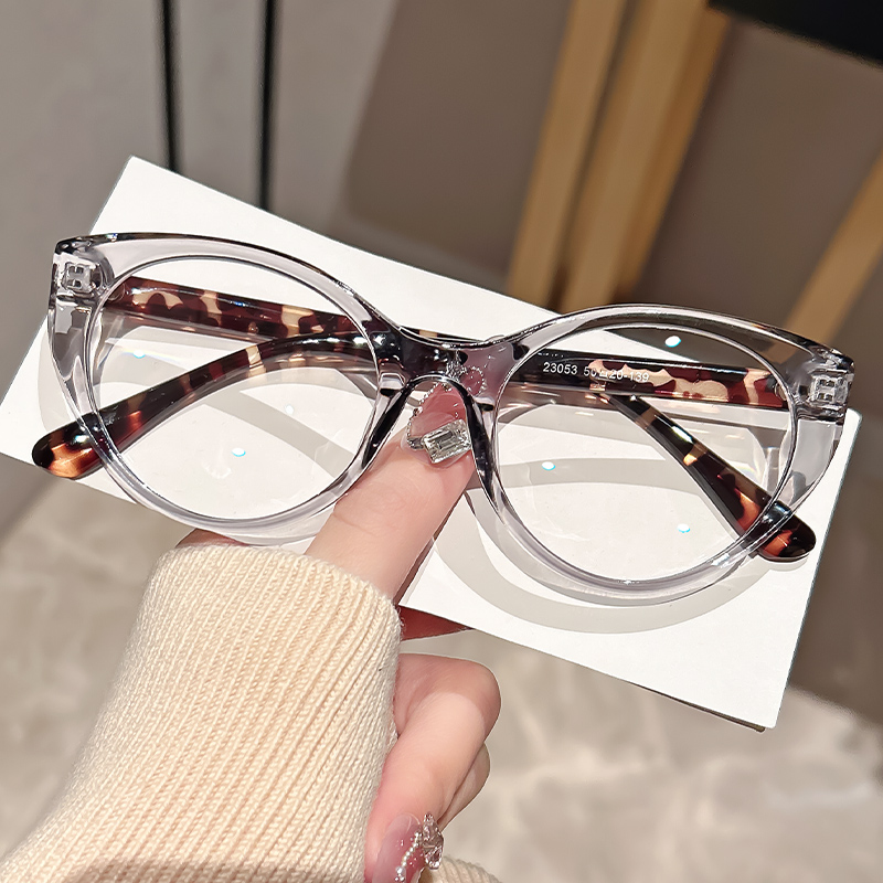 Street Fashion Photography - Modieuze en retro cat-eye anti-blauwlichtbril met